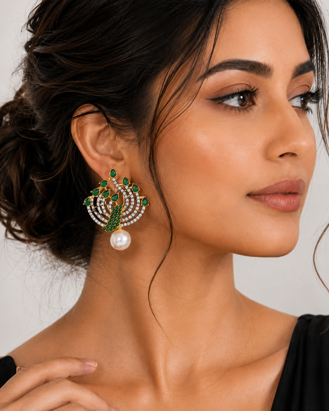 Emerald green pearlpeacock motif stud earing